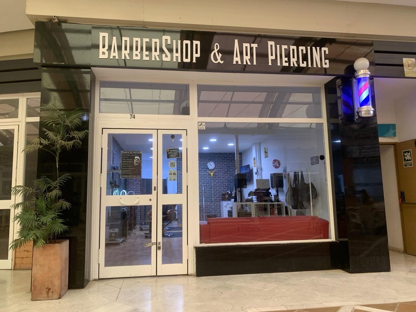 Fachada de La Navaja del Loko, local 74, con el rótulo Barbershop & Art Piercing